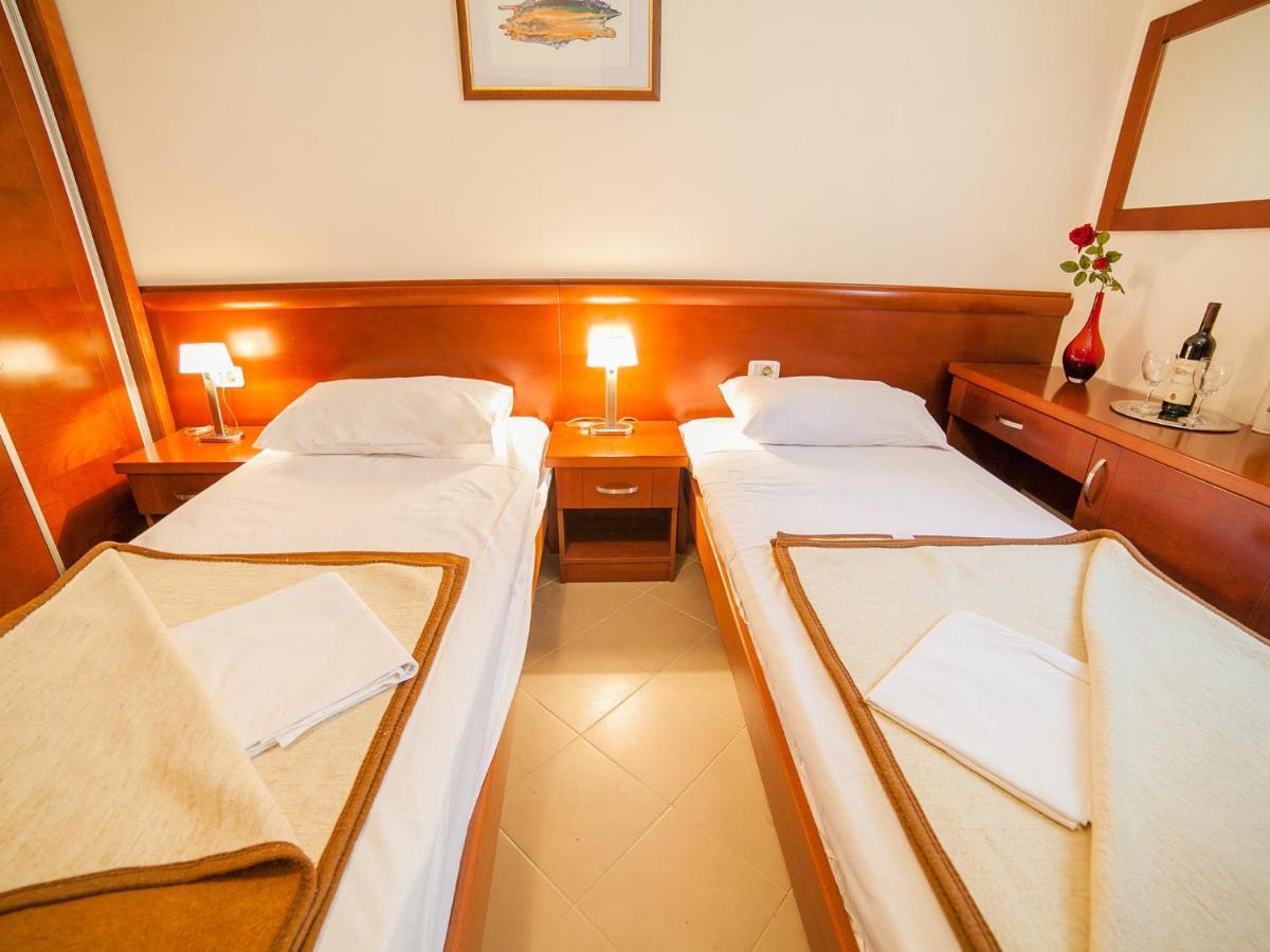 Apartments Krapina Lux บุดวา ภายนอก รูปภาพ