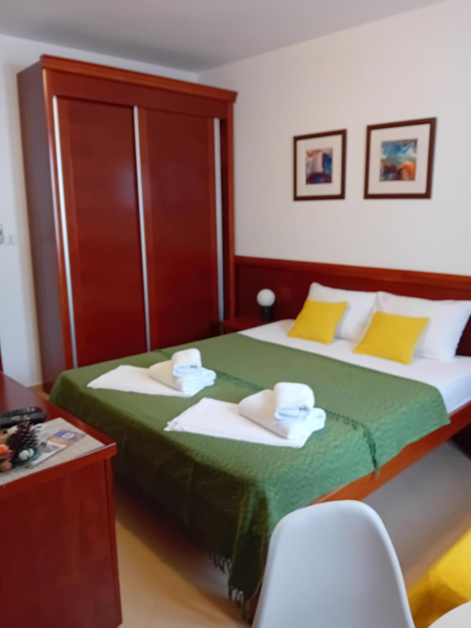 Apartments Krapina Lux บุดวา ภายนอก รูปภาพ